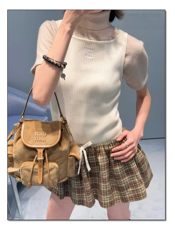 흔한 bag은 가라~ 미우미우 백팩 골덴으로 빛나는 외형을 유지 -총정리