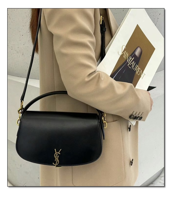 하프문으로 사랑스럽게 이루어진 VOLTARIE 생로랑 볼테르 품격을 더하다.