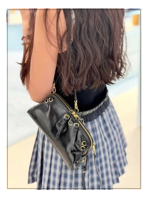 런웨이에서 영감을 받은 미우미우 클러치백 현대적인 페미니티 - 3-way