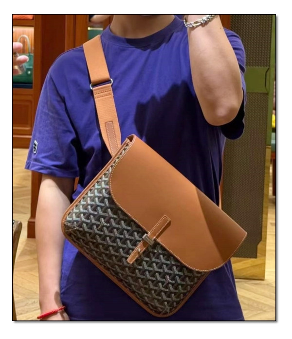 남녀 누구나 사용하는 고야드 쿠르지에 메신저백으로 럭키비키