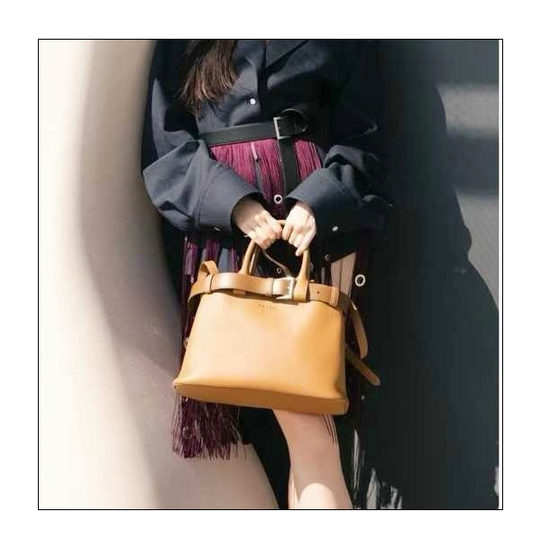 버클이 달린 프라다 벨트백 double Bag으로 멋내기