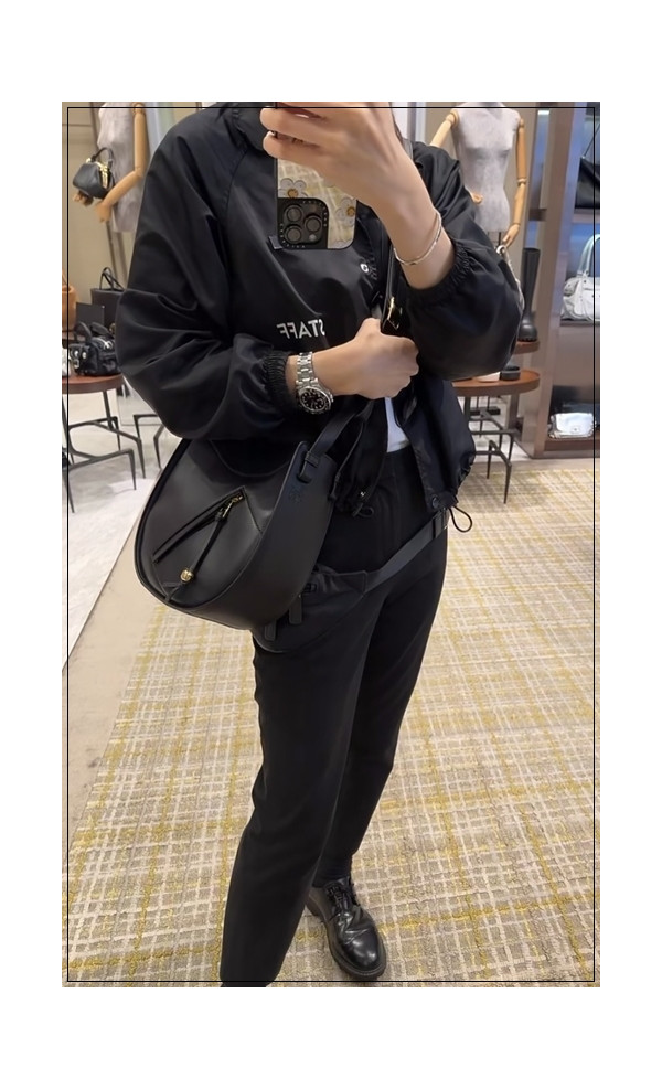 슬라이스 형태의 로에베 해먹백 독창적인 외관 때문에 미학적인 접근이 가능