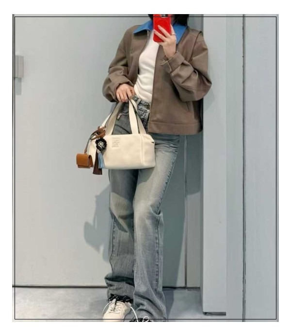 자꾸만 눈길이 가는 미우미우 가죽 탑핸들백 가볍게 손으로 들어요.