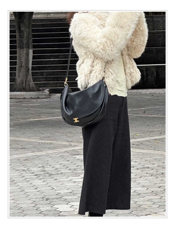 넉넉함이 주는 편안함 - 셀린느 하프문 soft Triomphe Besace 언박싱