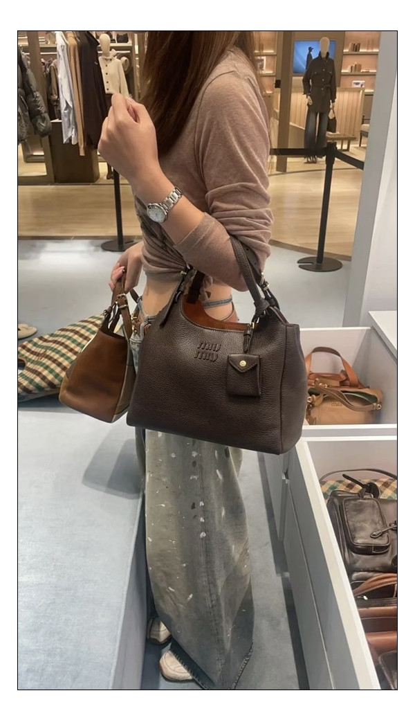 다재다능함을 느껴지느 5BA304 미우미우 토트백 버클이 돋보이는 POINT느껴봐요!