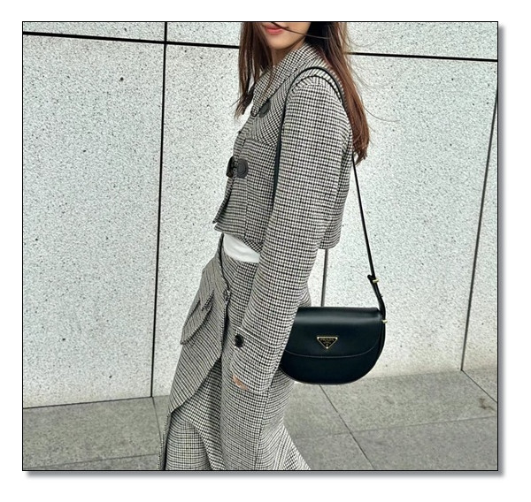 구조적인 볼륨감과 날렵한 프라다 아르케 에센셜함의 깊이를 느끼고 싶다면 바로 지금!! 감상하기