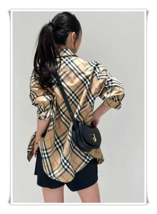 올드한 스타일에서 벗어난 버버리 로킹 홀스백 셀럽들의 최애로 우뚝서기~