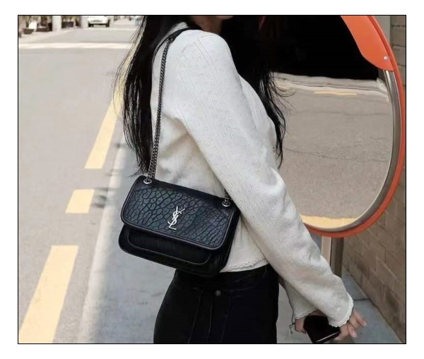 작으면서 귀엽기까지한 생로랑 니키백 Mini Bag 버전으로 만나요.