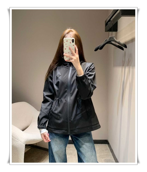 트레이닝복에도 데일리룩에도~ 프라다 자켓, 만능 믹스매치를 제대로 보여주는 옷