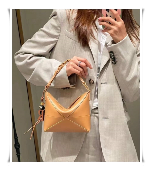 로에베 퍼즐 폴드 파우치- 클러치백이 아닌 하나의 bag으로 인정하는 순간 포착