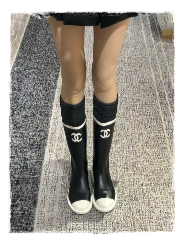 든든한 방패 역할의 샤넬 부츠 레인용으로만 신기에는 너무 아까운 비쥬얼 센터