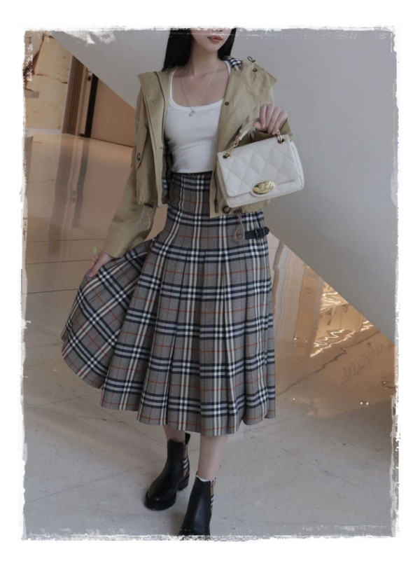 최근 유행하는 패션 키워드 [버버리 숄더백] 다양한 착장에 적합해서 good