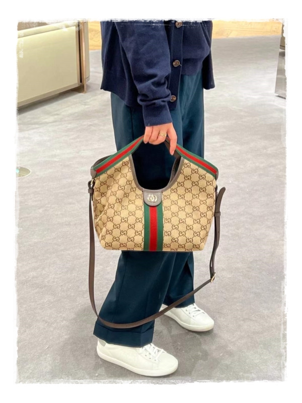 쇼핑이 즐거워지는 구찌 질리오ㅣ모든 시대를 교차하는 실루엣의 향연 감상