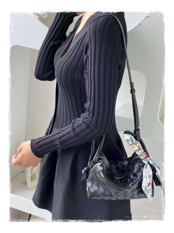 카메라백 형태의 보테가베네타 루프백 단순한 외관에 그렇지 못한 알찬 실용성