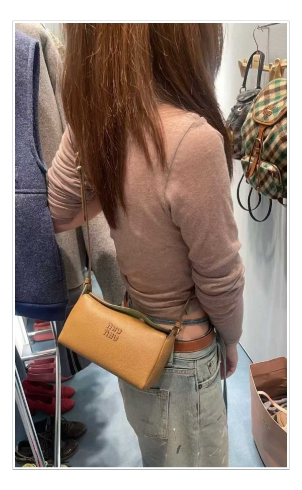 나를 위한 선택~ 미우미우 크로스백 손쉽게 다채로운 변주를 주는 잇백