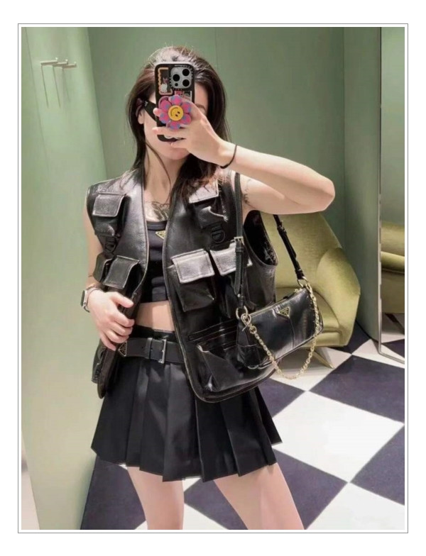 요즘 같은 시대에는 프라다 리에디션 숄더백 / 데일리백의 표본이 되어주는 bag