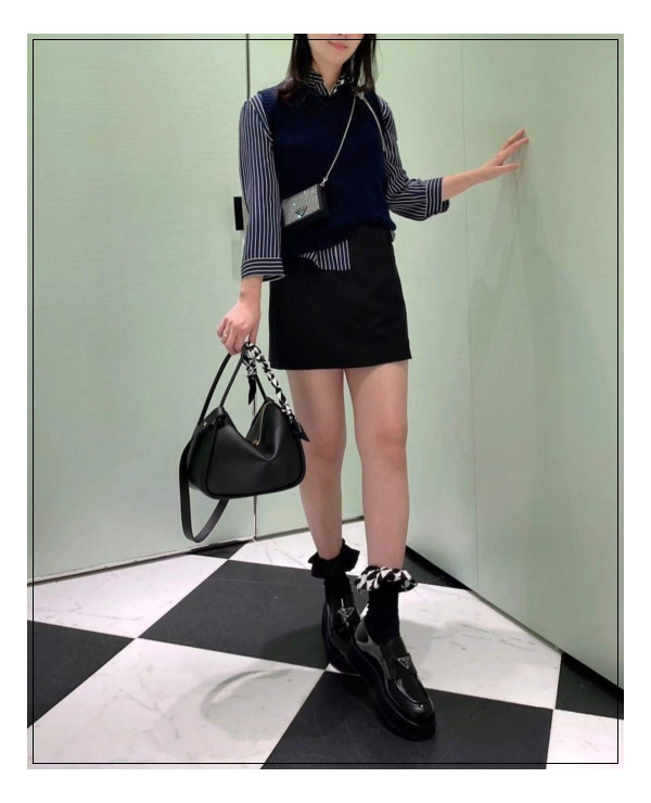 캐주얼한 애티튜드의 프라다 달링백 / 소프트 그레인 / 유혹에 넘어갈 수 밖에 없는 마력