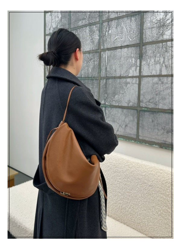 툭 걸치면 힙해지는 무드의 셀린느 하프문 소프트 트리옹프 -서플 샤이니 램스킨