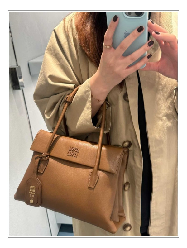 아카이브에서 영감을 받은 미우미우 솔리테르/구조화된 라인과 실험적 스타일