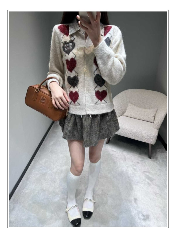 단정하면서 스타일까지 챙기는 미우미우 가디건 으로 프레피룩을 완성하자