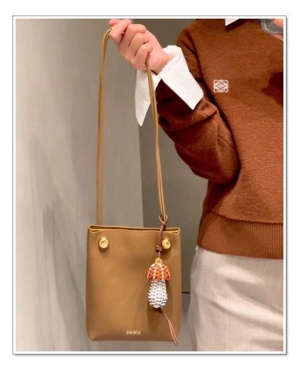 남들은 모르는 나만의 POINT = 로에베 페블 파우치 공들이지 않아도 독보적인 핏