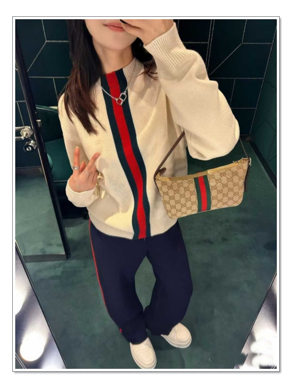 셀럽들이 추천하는 한 벌로 끝내는 구찌 니트 함께 입어 더 소중한 아이템이죠