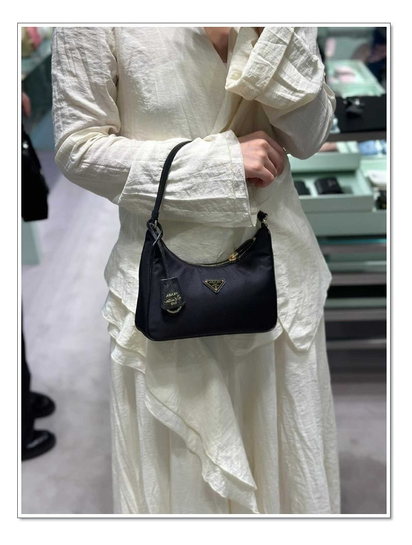 어떤 색이 가장 예쁠지 함께 고민 어때요? 프라다 호보백 - Re Edition 구경하기