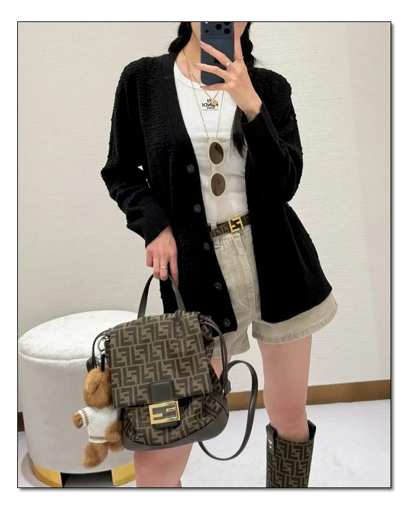 모시고 다니는 핸드백은 이제 그만~! 펜디 백팩으로 격식은 차리고 편안함 더하고~