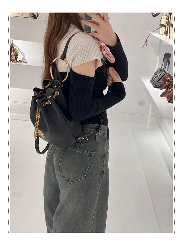 미학적 추구미 끌로에 백팩 - Bracelet 팔찌 같은 핸드백으로 두손에 자유주기