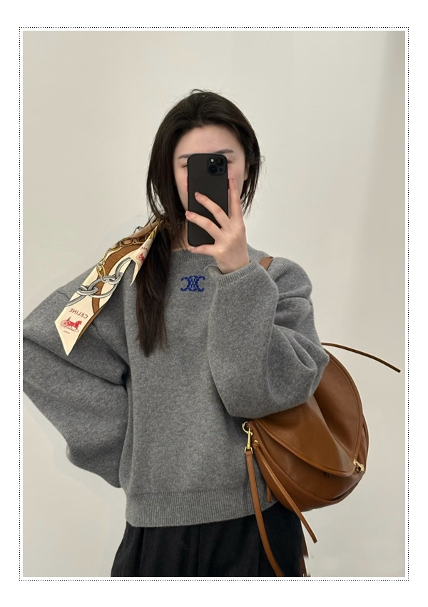 혼방의 부드러움을 살린 셀린느 니트, 공용으로 입는 반전미 와 미친 색감의 소유자