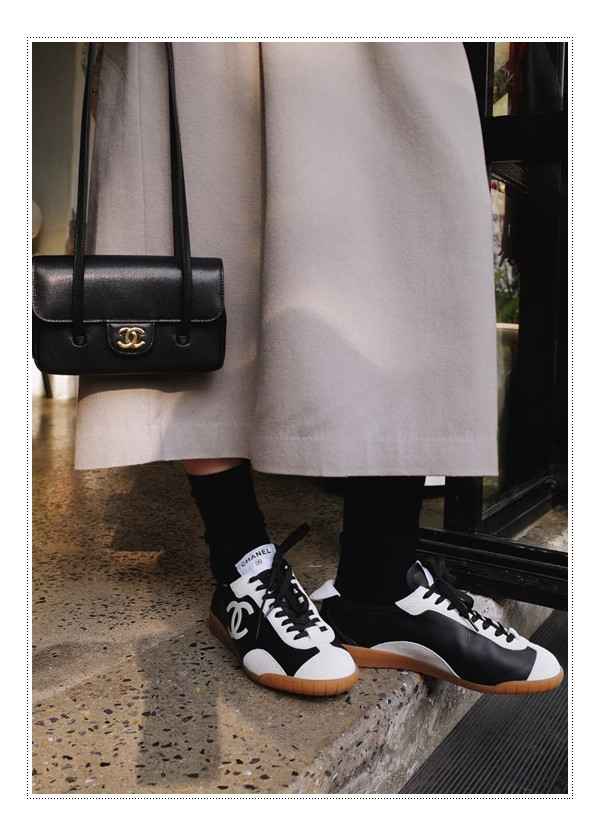 누구나 잘 골랐다고 칭찬 받는 한 켤레~! 샤넬 스니커즈로 스타일링 마무리