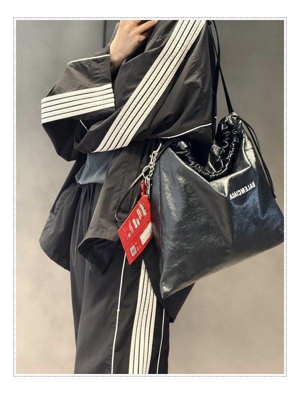 꾸안꾸 끝판왕 등장~! 발렌시아가 더스트백 세가지 size 모두 만나는 감동