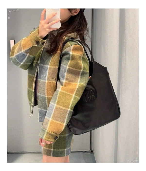 자연스러운 패션 감각을 뽐내고 싶다면 = 미우미우 아이비백 사복 패션의 정점