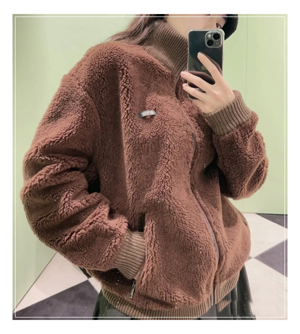 한 번 입으면 벗기 싫어지는 프라다 후리스 재킷 지겹지 않게 매일 입게 되는 아이템