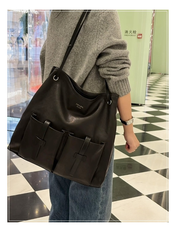 레더백의 진수를 제대로 보여주는 프라다 루트백 / 칙칙한 룩도 살리는 bag